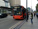 bus-transjakarta-menurunkan-panumpang-di-trotoar-thamrin_20201010_123910.jpg