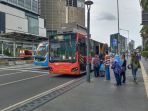 bus-transjakarta-menurunkan-panumpang-di-trotoar-thamrin_20201010_124107.jpg