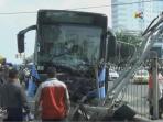 bus-transjakarta-tabrak-lampu-lalu-lintas_20160906_162641.jpg