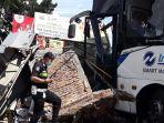 bus-transjakarta-tabrak-pospol-nih.jpg