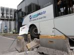 bus-transjakarta-tabrak-separator-di-depan-ratu-plaza_20211203_152938.jpg