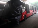 bus-transjakarta-tertabrak-kereta_20151128_194237.jpg