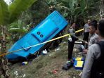 bus-wisata-terjun-ke-dalam-jurang-di-sukabumi_20180909_221453.jpg