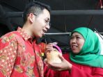 cagub-jawa-timur-khofifah-indar-parawansa-bersama-putra-kedunya_20180216_182727.jpg