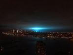 cahaya-biru-menghiasi-langit-new-york-di-malam-hari.jpg