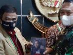 cak-herry-sarsongko-ludiro-kiri-saat-memberikan-penghargaan.jpg