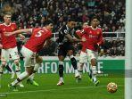 callum-wilson-tengah-menembak-untuk-mencetak-gol.jpg