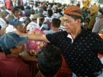 calon-bupati-mesuji-khamamik-bagi-bagi-kaus_20170818_100706.jpg