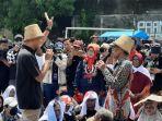 Kampanye di Nganjuk, Ganjar Temui Petani Tebu di Kebun, di Bawah Terik Matahari