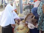 calon-haji-membeli-topi_20160831_225721.jpg