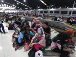 calon-penumpang-kereta-menumpuk-di-stasiun-bandung_20170706_105742.jpg
