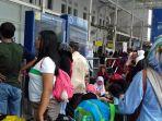 calon-penumpang-padati-stasiun-pasar-senen.jpg