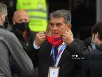 calon-presiden-barcelona-joan-laporta-pergi-setelah-memberikan-suaranya.jpg