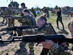 calon-tentara-wanita-ukraina-dilatih-di-pinggiran-kota-kiev.jpg