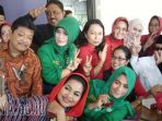 calon-wakil-gubernur-jatim-puti-guntur-soekarno-berfoto-bareng-di-bandara_20180219_102253.jpg