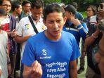 calon-wakil-presiden-cawapres-nomor-urut-02-sandiaga-salahuddin-uno-memakai-kaus-berlogo-sandiuno.jpg