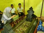calon-wakil-wali-kota-makassar-andi-rachmatika-dewi-ziarah-makam-leluhur_20180506_050521.jpg