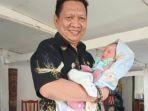 camat-ajangale-kabupaten-bone-gendong-bayi.jpg