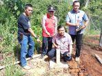 camat-sebatik-utara-zulkifli-berfoto-di-patok-1-ri-malaysia.jpg