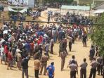 camat-tempilang-bangka-barat-diserang-warga_20150917_132544.jpg