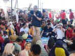 capres-ganjar-pranowo-berdialog-dengan-nelayan-di-tempat-pelelangan-ikan-tpi-karanganyar-rembang.jpg