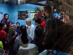 capres-ganjar-pranowo-berdialog-dengan-pedagang-saat-kampanye-di-pasar-kota-wonogiri.jpg