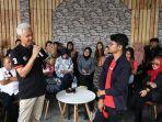 capres-ganjar-pranowo-pakai-polo-shirt-sat-set-hitam-dari-redme-dan-ditemani-anaknya-alam-ganjar-r.jpg