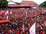 capres-ganjar-pranowo-pidato-saat-kampanye-pilpres-2024-di-lapangan-koni-sario-manado.jpg