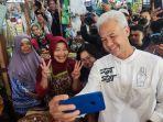 capres-ganjar-pranowo-swafoto-dengan-pedagang-di-pasar-wonogiri-jawa-tengah.jpg