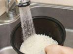 cara-benar-mencuci-beras-agar-vitaminnya-tidak-hilang.jpg