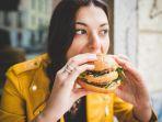 cara-memakan-burger-yang-benar.jpg