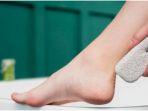 cara-menggunakan-batu-apung-untuk-menyembuhkan-kaki-yang-kering-dan-pecah.jpg