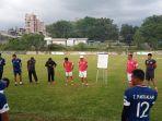 caretaker-pelatih-semen-padang-fc-weliansyah-di-lapangan-indarung-padang.jpg