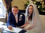 carl-kiri-dan-dannie-mountford-pasangan-yang-menikah-pada-18-desember_20180104_032421.jpg