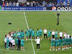carlo-ancelotti-tengah-berbicara-kepada-para-pemainnya-selama-sesi-latihan.jpg