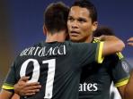 carlos-bacca-andrea-bertolacci_20151102_045956.jpg