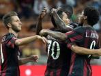 carlos-bacca-dan-luiz-adriano_20150830_050407.jpg