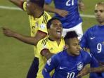 carlos-bacca-mendorong-neymar-dari-belakang_20150618_173215.jpg