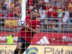 carlos-soler-mengambil-bola-setelah-mencetak-gol.jpg