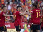 carlos-soler-tengah-merayakan-mencetak-gol-pembuka-dengan-bek-spanyol-marcos-alonso.jpg