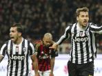 carlos-tevez-dan-fernando-llorente-duet_20150315_002305.jpg