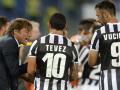 carlos-tevez-mendengarkan-instruksi-dari-pelatih-antonio-conte.jpg