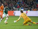 carlos-vela-tim-krul-belanda-meksiko_20141113_131012.jpg