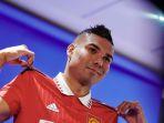 casemiro-mengenakan-seragam-kandang-manchester-united-pada-sesi-foto-klub.jpg
