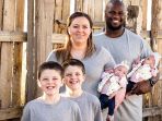 casey-bersama-suami-dan-anak-kembarnya_20180406_190431.jpg