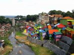 cat-warna-warni-hiasi-pemukiman-sungai-brantas-malang_20160617_150450.jpg