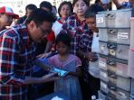 cawagub-djarot-beri-pengobatan-gratis-di-jembatan-besi_20170115_165840.jpg