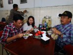 cawagub-djarot-makan-soto-ayam-malang_20161111_153937.jpg