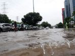 cawang-banjir-underpass-uki-tak-bisa-dilewati_20200102_041737.jpg