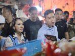 cawapres-gibran-rakabuming-blusukan-memantau-harga-pangan-di-pasar-minggu.jpg